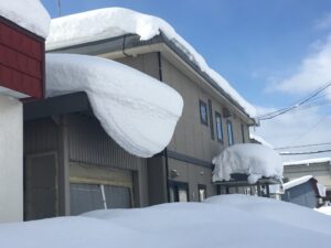 屋根の雪を放置すると、こうなる。マジでヤバかった。