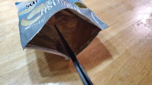 『スナック菓子は箸で食う。ダメだと思うとやってしまうのなんでなんだろね。』真夜中の独り言 #283