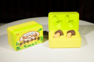「きのこの山」話題となった“架空イヤホン”を明治が商品化「耳からきのこ」同時通訳も可能